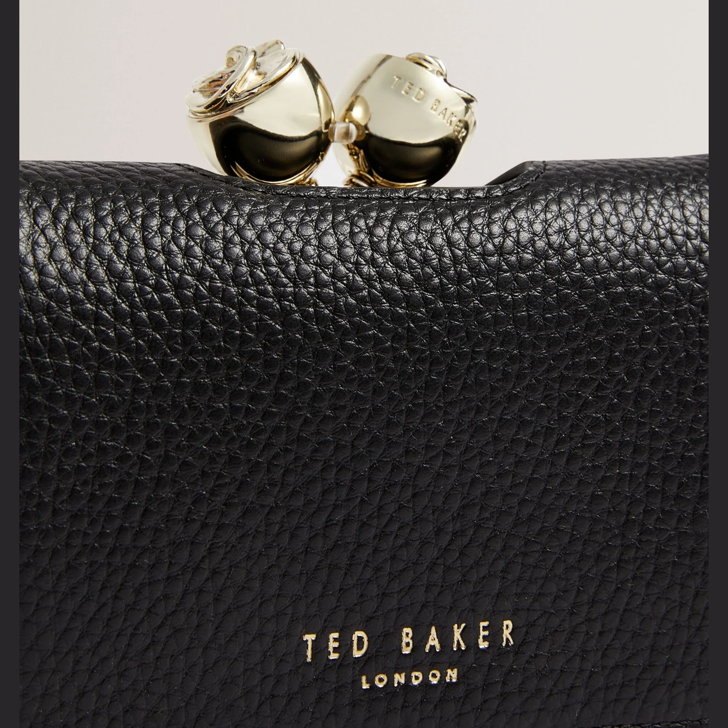 【TED BAKER | テッドベーカー】ROOSA ローズがま口 三つ折りミニ財布《ブラック×ゴールド》