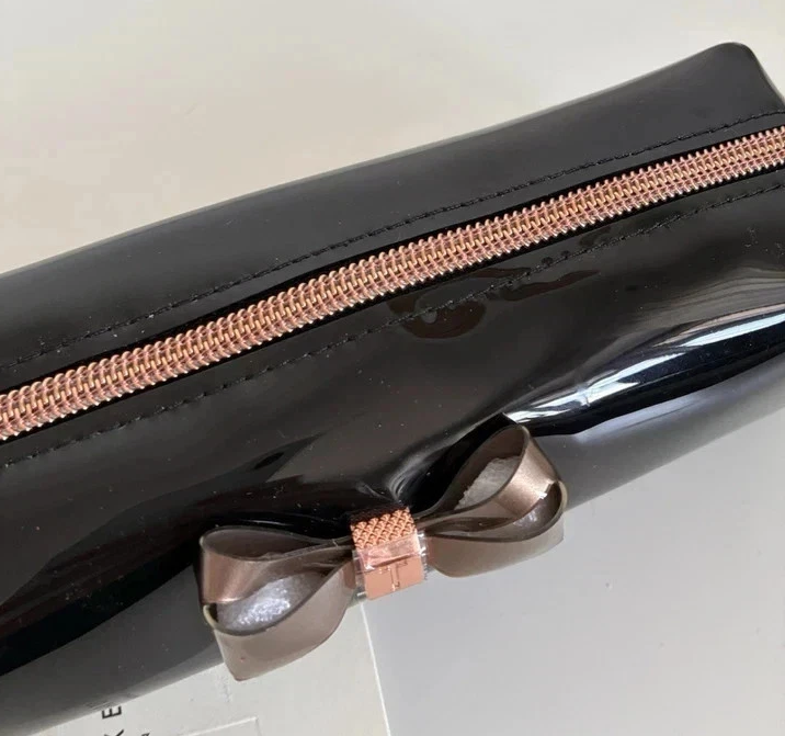 ★手元在庫あり！【TED BAKER | テッドベーカー】希少！ Patent Bow Pencil Case ペンケース リボン付き《ブラック》