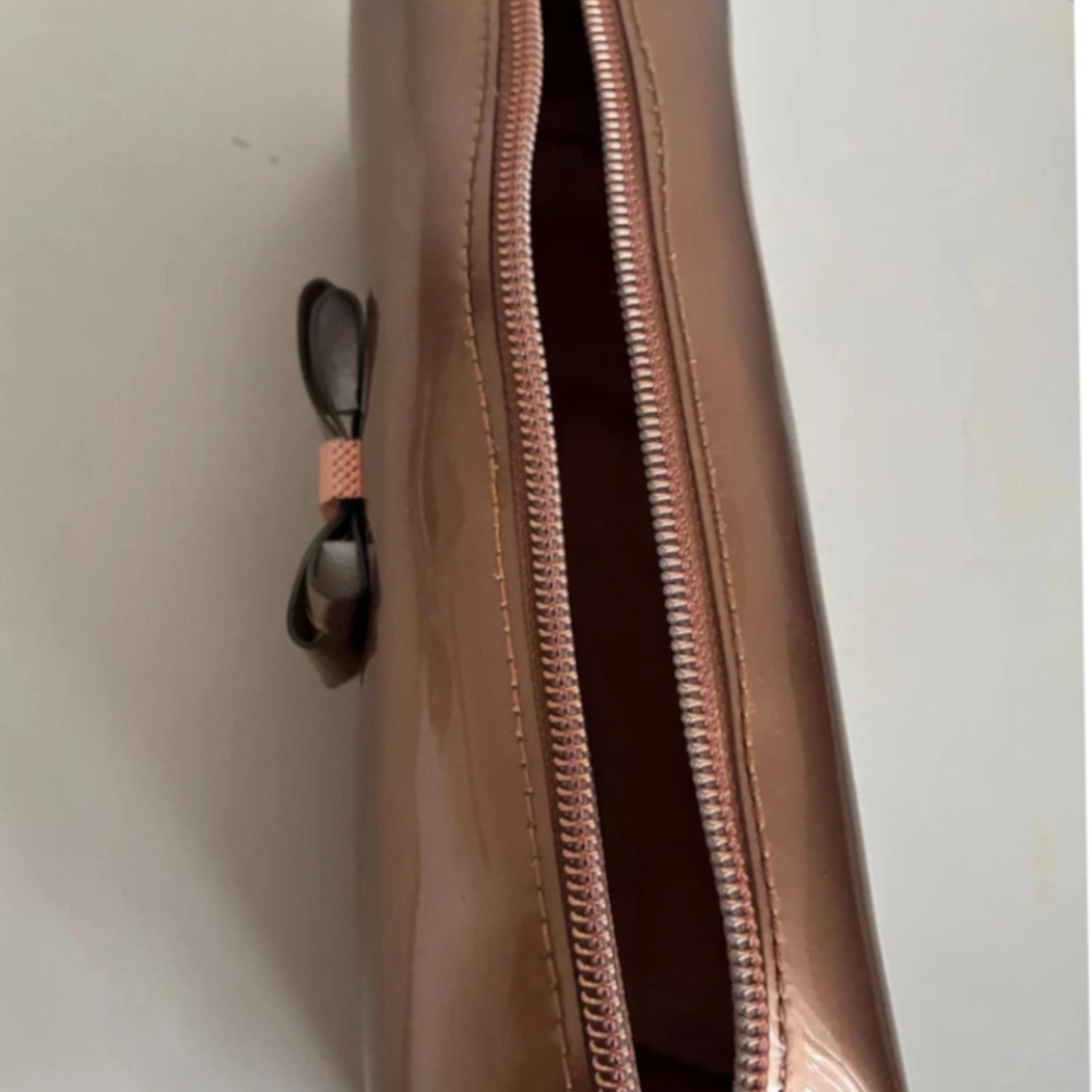 【TED BAKER | テッドベーカー】希少！ Patent Bow Pencil Case ペンケース リボン付き《ゴールド》