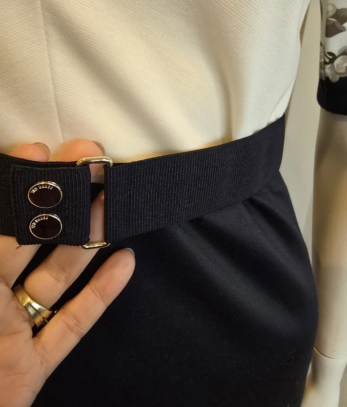 【TED BAKER | テッドベーカー】 AVII 花柄ペンシルスカートワンピース 《ホワイト×ダークブルー》【サイズ1 日本サイズ9】