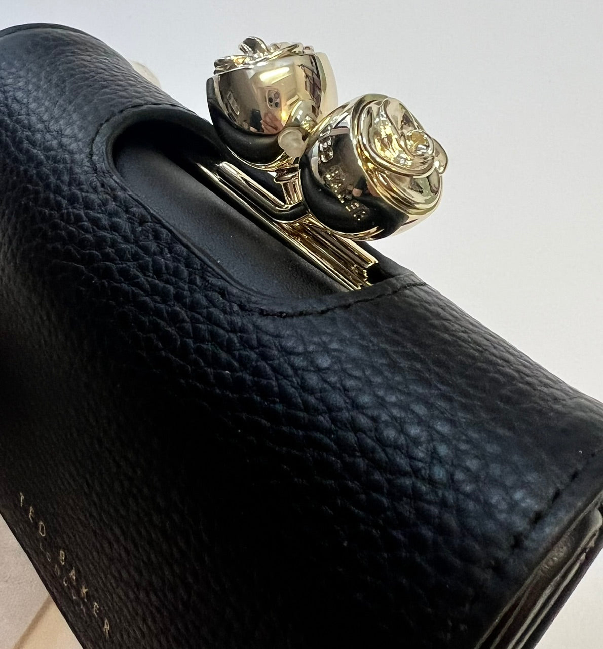 【TED BAKER | テッドベーカー】ROOSA  ローズがま口 三つ折りミニ財布《ブラック×ゴールド》