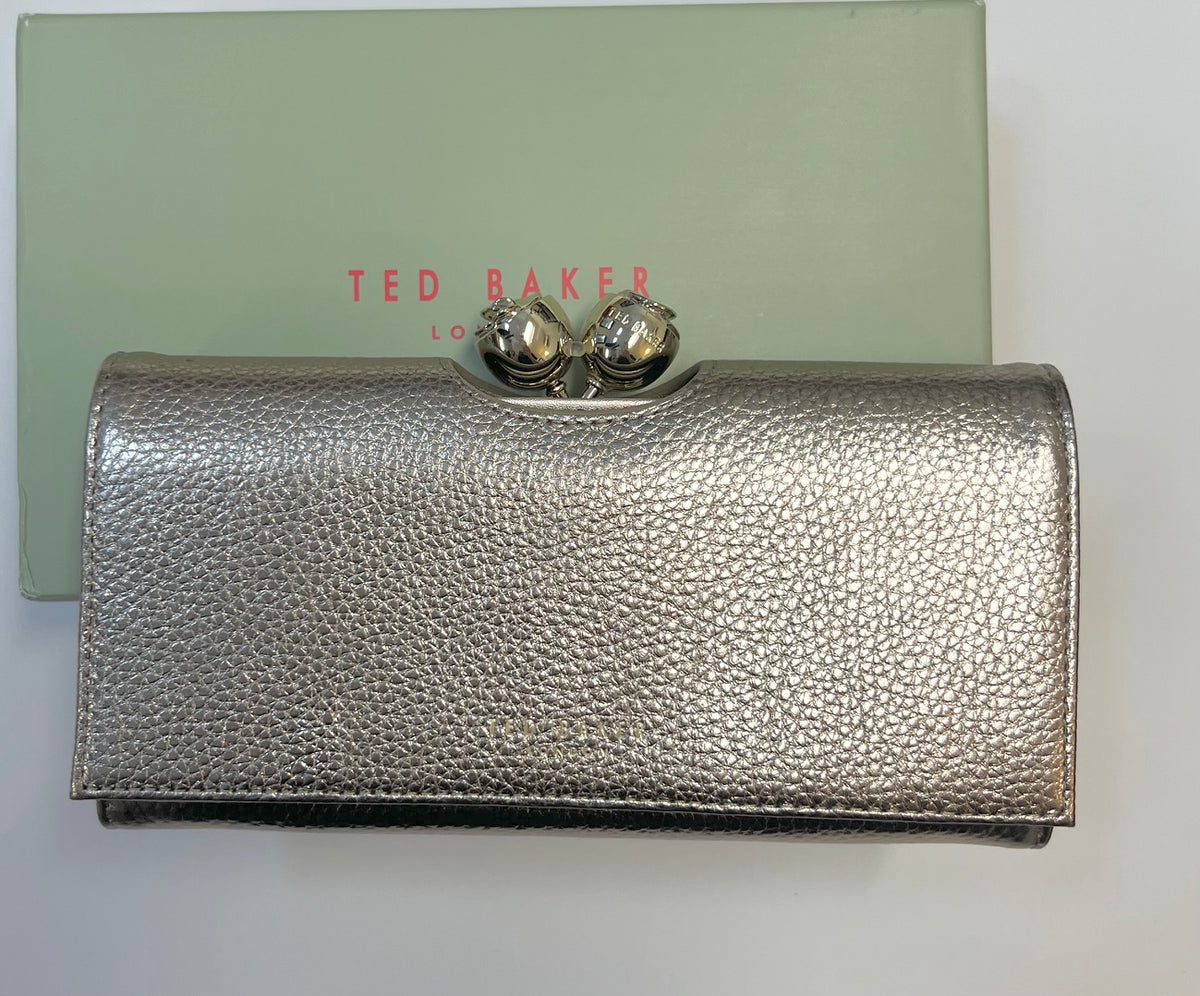 ★手元に在庫あり！【TED BAKER/テッドベーカー】素敵！ROOSALI お花がま口 長財布 《ゴールド》