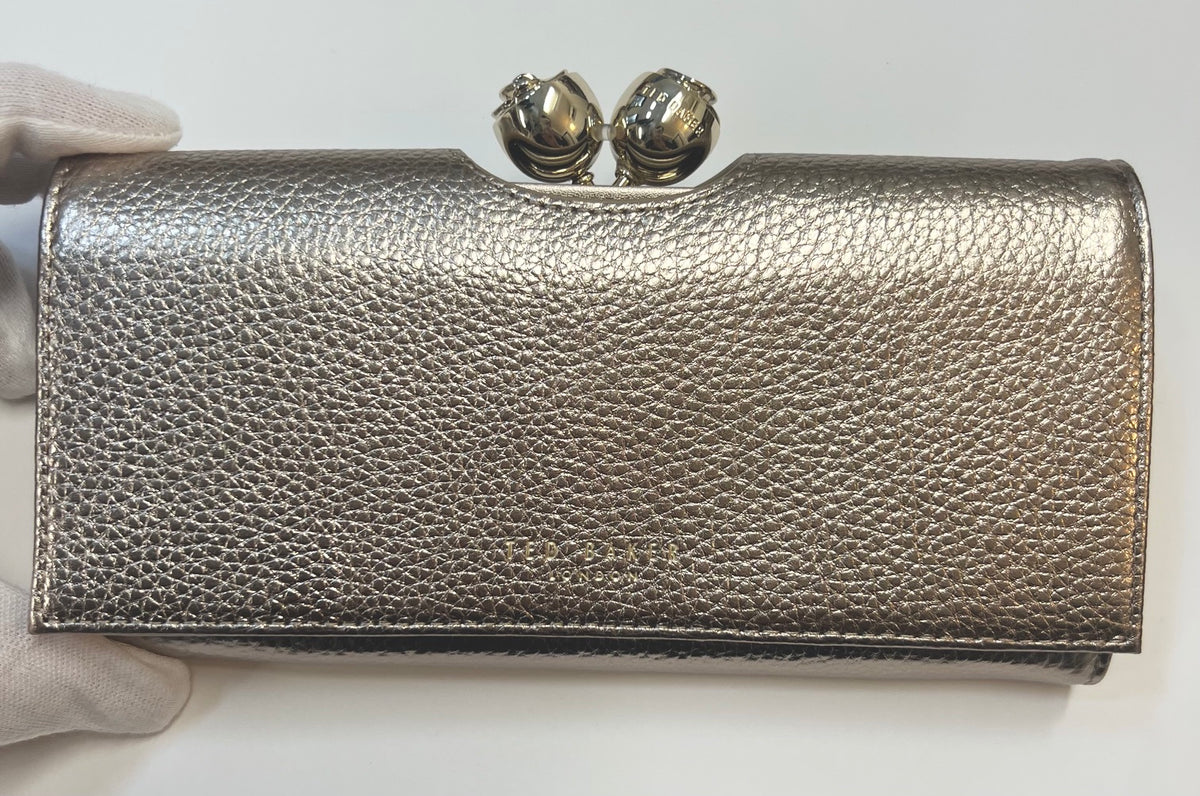 ★手元に在庫あり！【TED BAKER/テッドベーカー】素敵！ROOSALI お花がま口 長財布 《ゴールド》