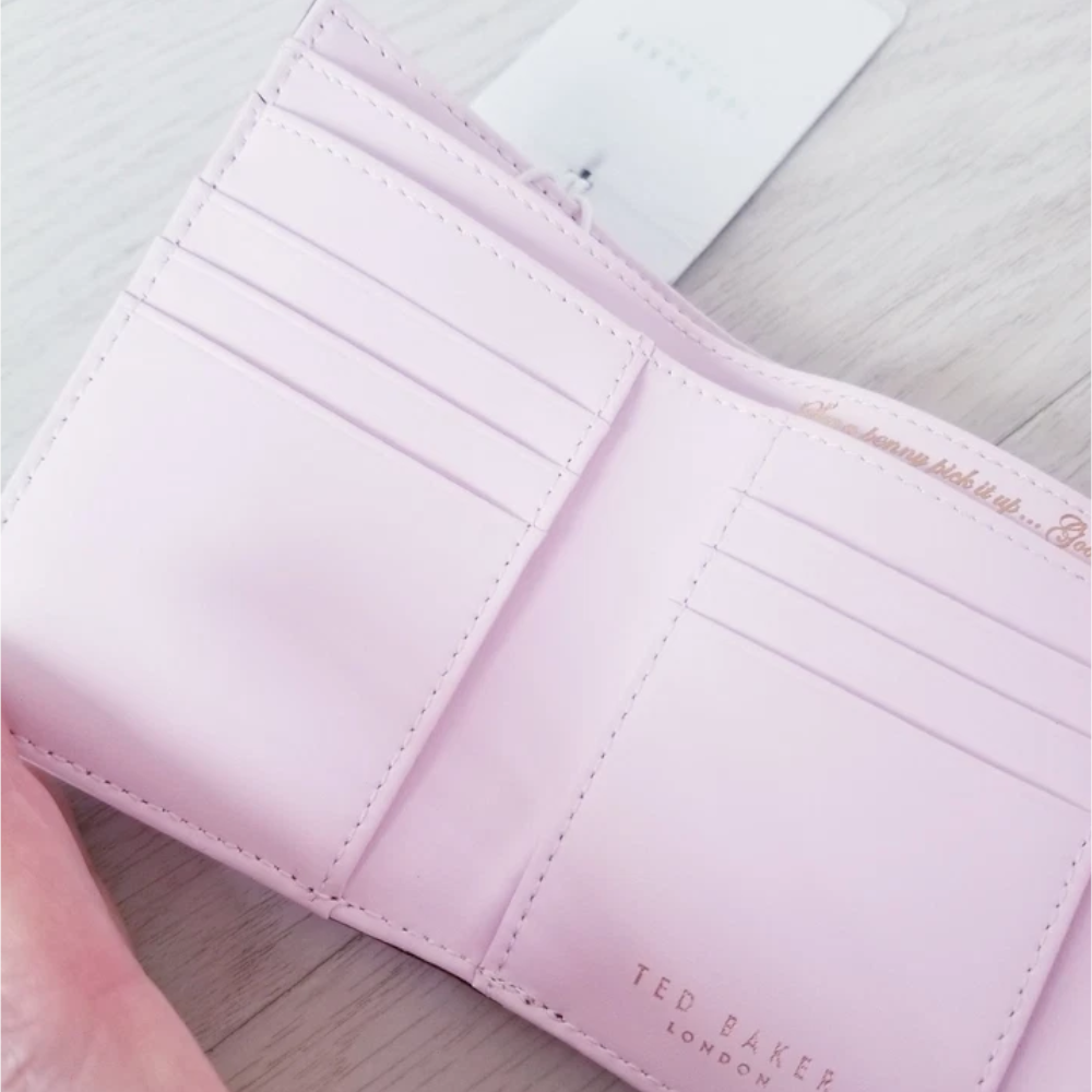 【TED BAKER | テッドベーカー】CATTRIN レザーがま口 ミニ折り財布《パープル》