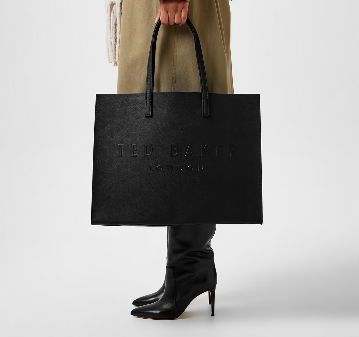 【TED BAKER | テッドベーカー】Sukicon 横長 LARGE ICON トートバッグ《ブラック》