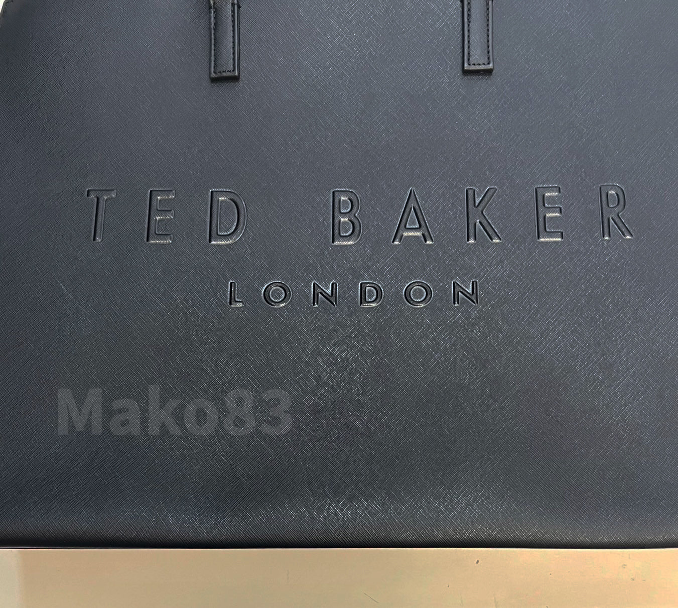 【TED BAKER | テッドベーカー】Sukicon 横長 LARGE ICON トートバッグ《ブラック》