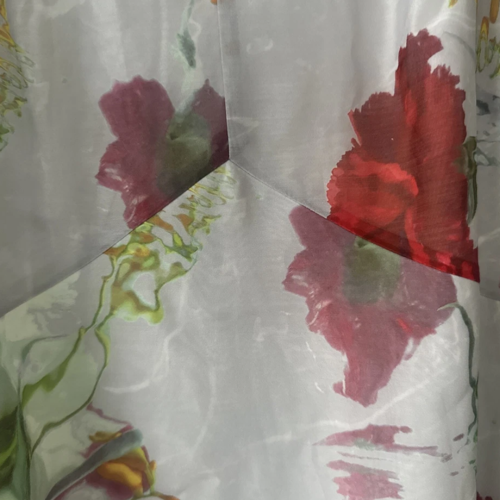 【TED BAKER | テッドベーカー】素敵！Mekayla お花柄 ミディ ワンピース《花柄ホワイト》【サイズ2 日本サイズ11】