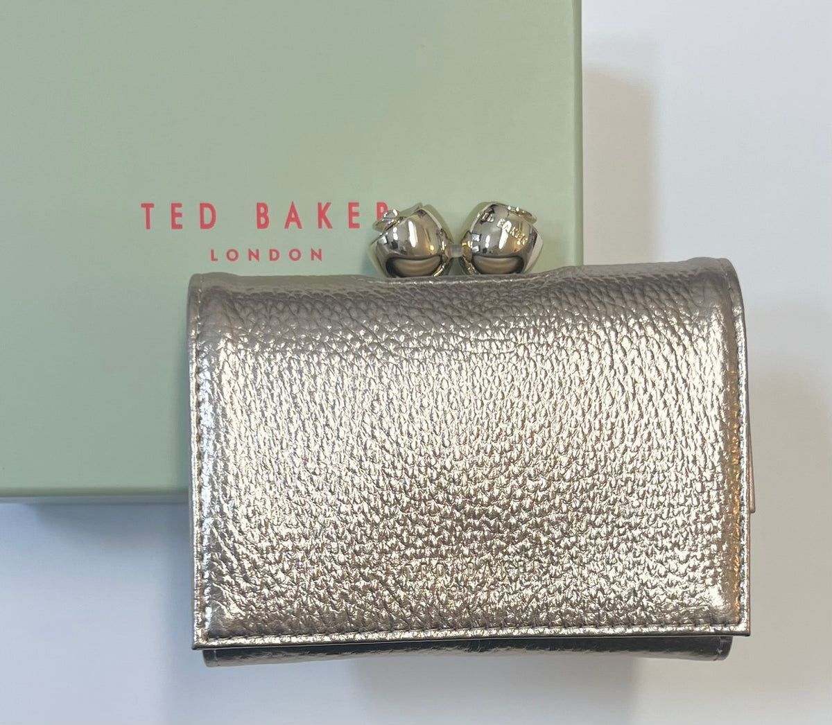 ★手元に在庫あり！【TED BAKER | テッドベーカー】希少！ROOSA お花がま口 ミニ財布 《ゴールド》