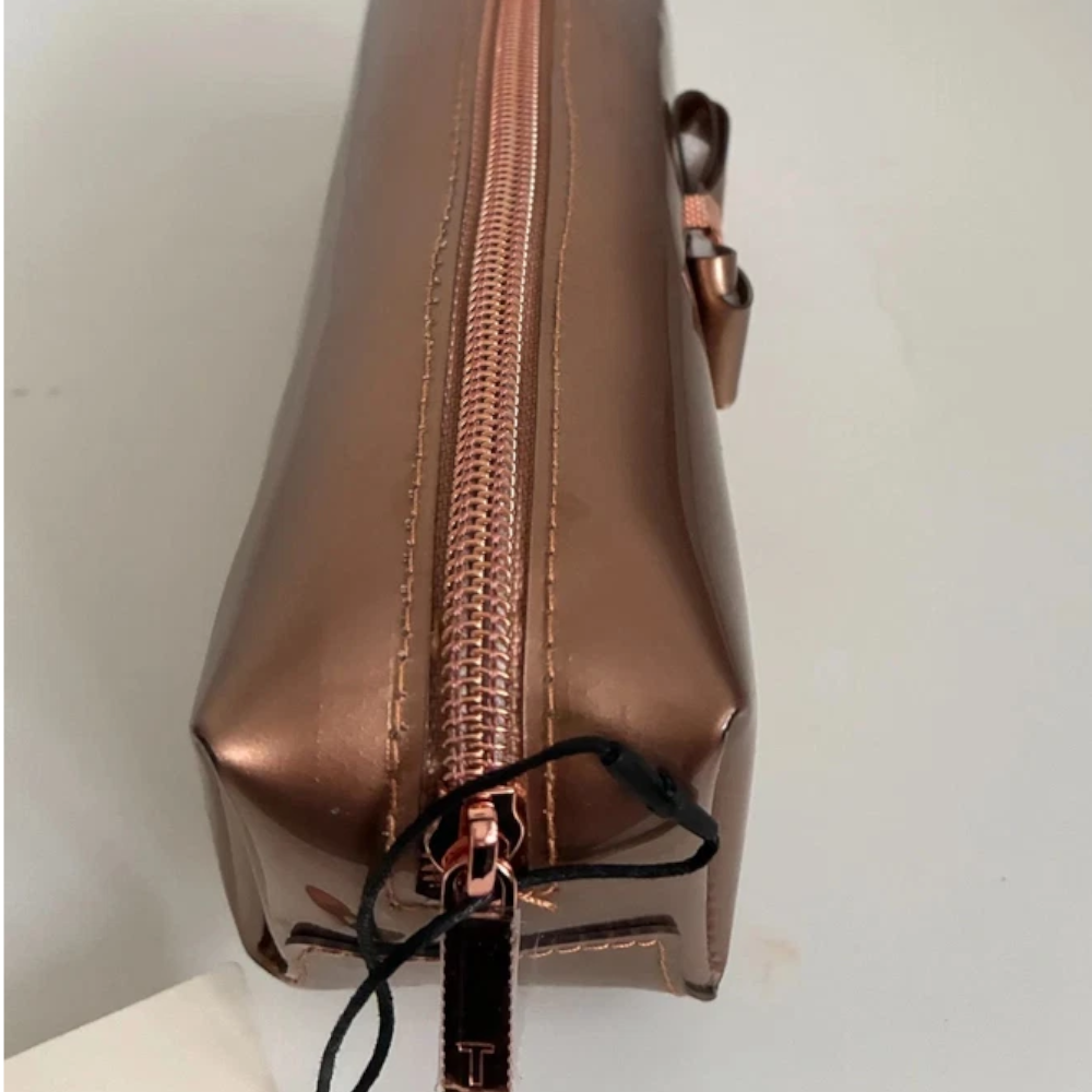 【TED BAKER | テッドベーカー】希少！ Patent Bow Pencil Case ペンケース リボン付き《ゴールド》